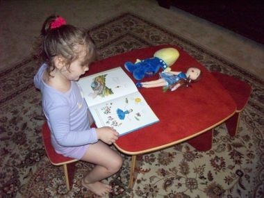 Paige reading at EcoTots Table